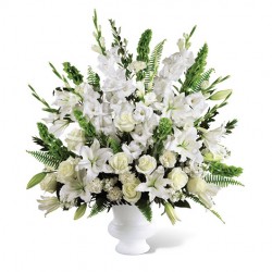 Cesta grande con lirios, claveles, rosas blancas y los gladiolos, blanco 