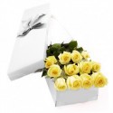 Six Roses jaunes dans une boîte