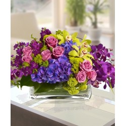 Prestigiosa composizione con mix di orchidee,ortensia blu e macchie di verde