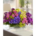 Prestigiosa composizione con mix di orchidee,ortensia blu e macchie di verde