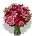 Combinația de doisprezece trandafiri roz, fuchsia,crini si alstroemeria roz
