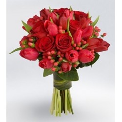 Bouquet de tulipes rouges et roses rouges 