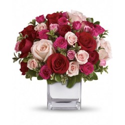 Cubo di vetro con bouquet di rose 