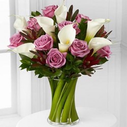 Bouquet of white callas and roses lavender
