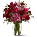 Combinație de 12 trandafiri rosii, crini roz,garoafe roz flori, mobilier și verde complementare