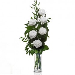 Grămadă de 6 trandafiri albi cu verde, fructe de padure si frunze verzi
