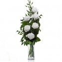 Bouquet de 6 roses blanches avec des baies vertes et de feuilles vertes