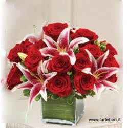  San Valentino13 - Buchet de flori roșii și crini crescut în cub de sticlă