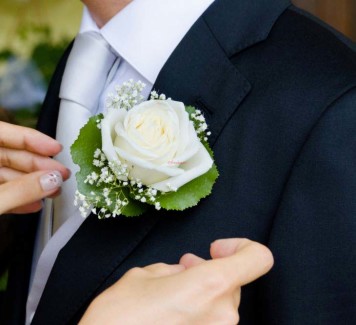 Fiore all’occhiello dello sposo: le varietà più gettonate ed eleganti