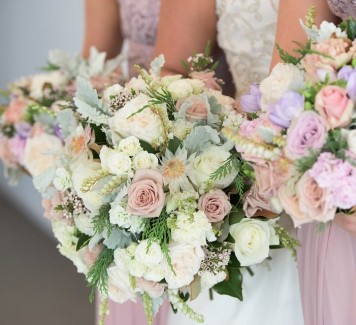 Allestimento floreale per matrimonio: ogni stile di cerimonia ha i suoi bouquet
